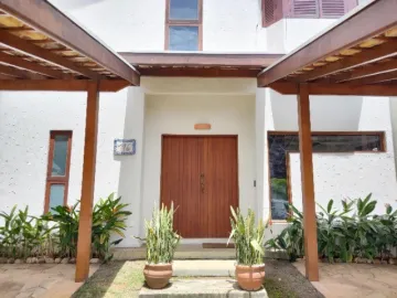 Casa/sobrado para venda com 03 Dorm. 01 suíte e piscina - 337m² no Jardim das Colinas