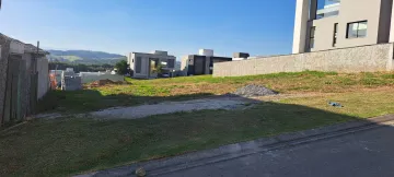 Terreno plano em condomínio para venda com 600m² no Colinas do Paratehy.