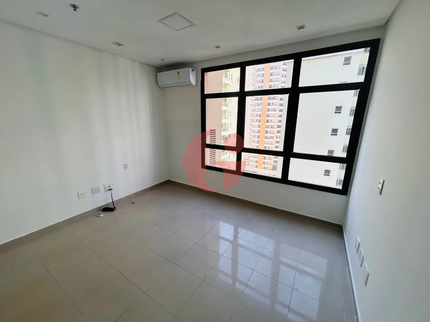 Alugar Comercial / Sala em Condomínio em São José dos Campos R$ 18,00 - Foto 2