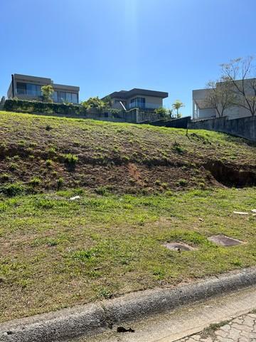 Terreno 605,00m² em condomínio fechado  - Colinas do Paratehy Norte