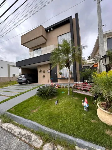 Casa em condomínio para venda com 3 suítes - 220 m² em Jacareí.