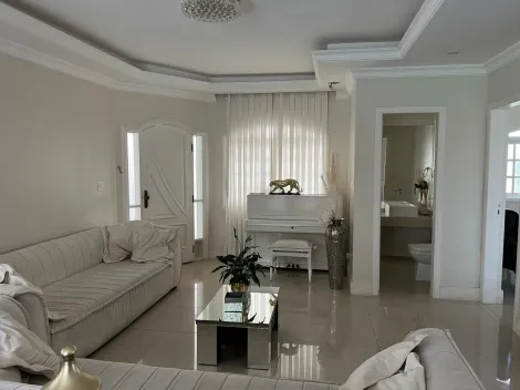 Casa mobiliada em condomínio para locação com 4 quartos - 330m² no Jardim das Colinas